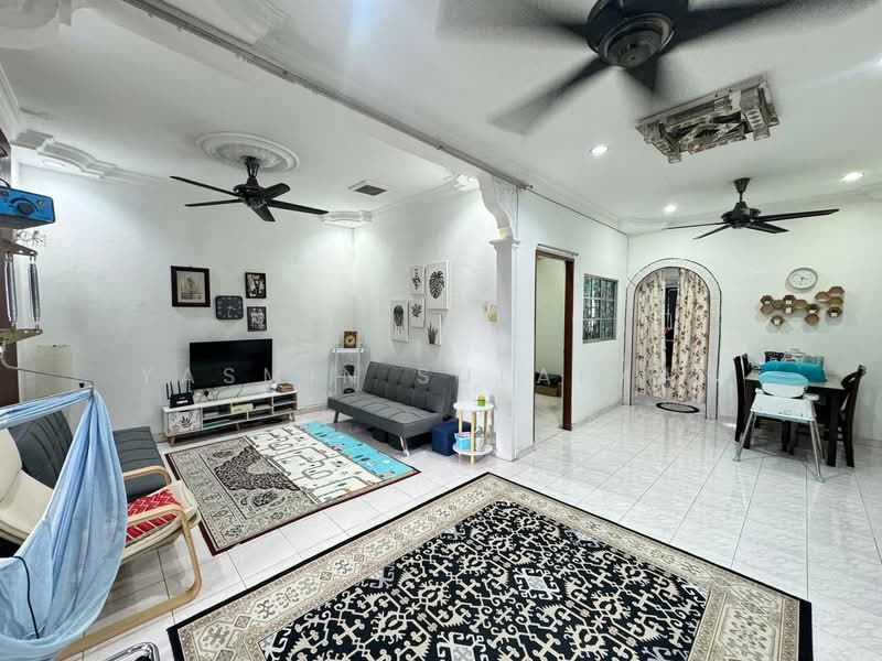 1-storey Terraced House for Sale in Bandar Kinrara Seksyen 1 (Bandar Kinrara) - Yasmin Sulaiman - Living Room - PropertyGuru.com.my