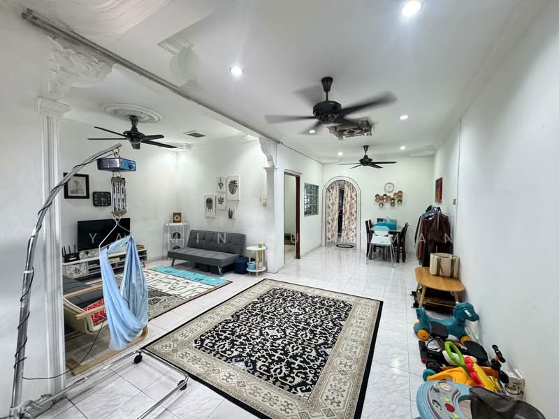 1-storey Terraced House for Sale in Bandar Kinrara Seksyen 1 (Bandar Kinrara) - Yasmin Sulaiman - Living Room - PropertyGuru.com.my