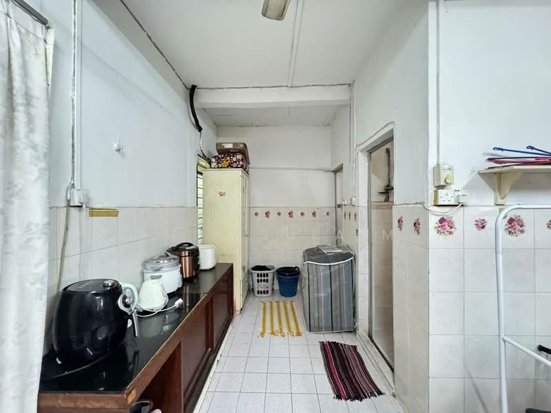 1-storey Terraced House for Sale in Bandar Kinrara Seksyen 1 (Bandar Kinrara) - Yasmin Sulaiman - Kitchen - PropertyGuru.com.my