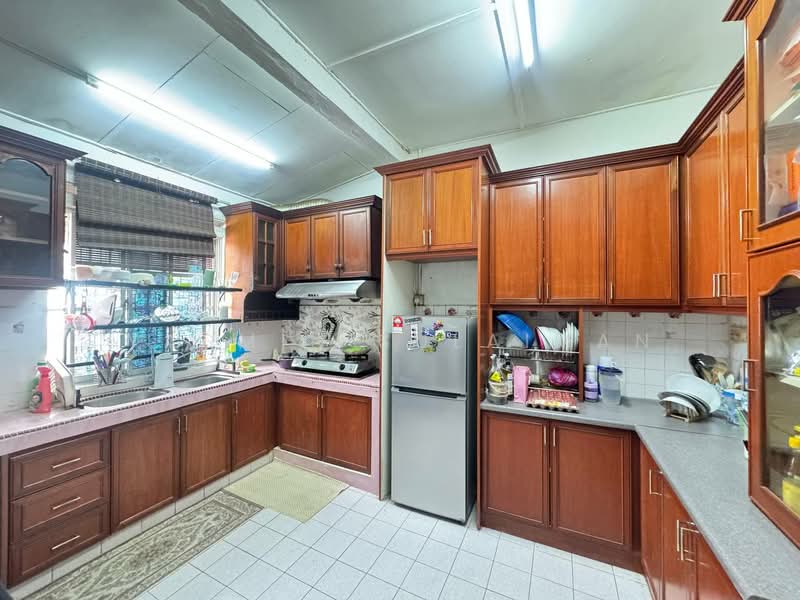 1-storey Terraced House for Sale in Bandar Kinrara Seksyen 1 (Bandar Kinrara) - Yasmin Sulaiman - Kitchen - PropertyGuru.com.my