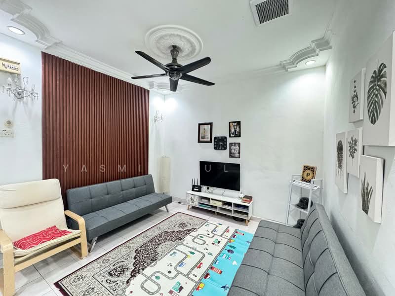 1-storey Terraced House for Sale in Bandar Kinrara Seksyen 1 (Bandar Kinrara) - Yasmin Sulaiman - Living Room - PropertyGuru.com.my