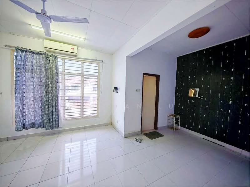 Rumah Teres 2 Tingkat untuk Dijual di Semenyih (Selangor) - Ridzuan Lu - Living Room - PropertyGuru.com.my