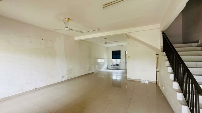 Rumah Teres 2 Tingkat untuk Dijual di Saujana Rawang (Rawang) - Alice Low - Living Room - PropertyGuru.com.my