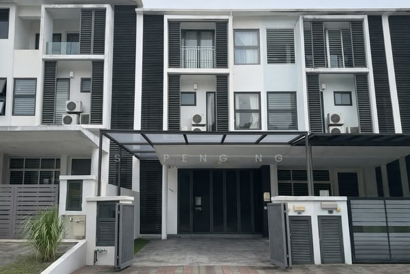 3-storey Terraced House for Sale in Taman Bukit Serdang (Seri Kembangan) - Si Peng Ng - Exterior - PropertyGuru.com.my