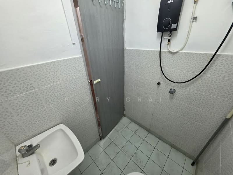 Apartment for Rent at Permai Apartment - Perry Chai - Bathroom - PropertyGuru.com.my