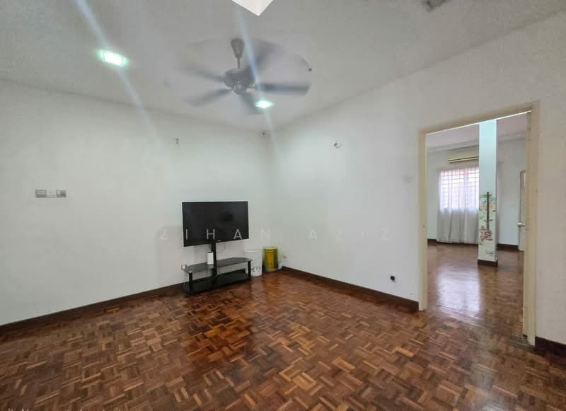 2-storey Terraced House for Sale in Seksyen 8 (Shah Alam) - Zihan Aziz - Living Room - PropertyGuru.com.my