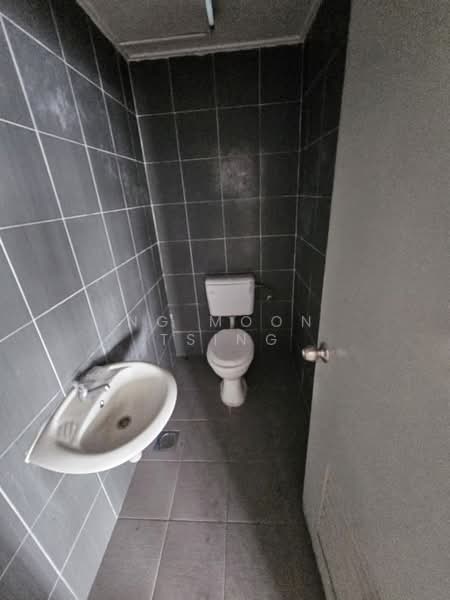 Factory for Rent in Rawang (Selangor) - Ng Moon Tsing - Bathroom - PropertyGuru.com.my