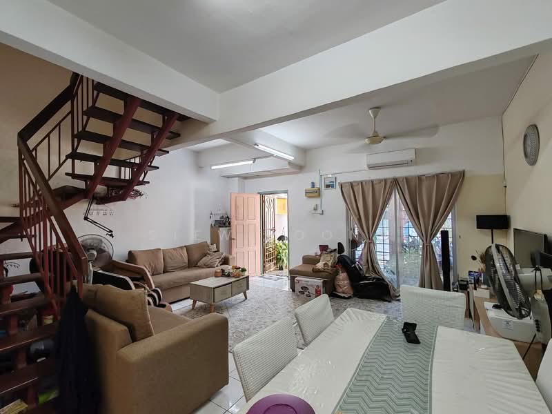 Rumah Teres 2 Tingkat untuk Dijual di Taman Lestari Putra (Seri Kembangan) - Siew Yoong - Living Room - PropertyGuru.com.my