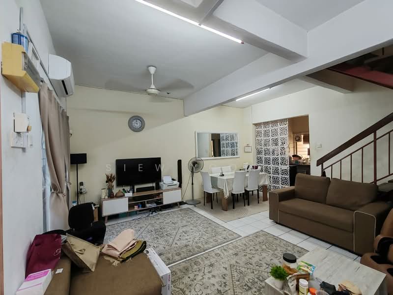 Rumah Teres 2 Tingkat untuk Dijual di Taman Lestari Putra (Seri Kembangan) - Siew Yoong - Living Room - PropertyGuru.com.my