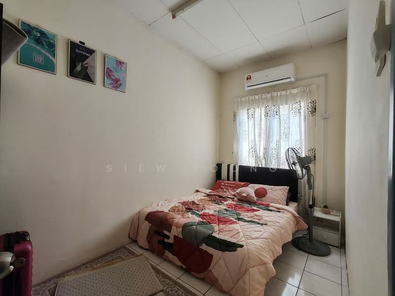 Rumah Teres 2 Tingkat untuk Dijual di Taman Lestari Putra (Seri Kembangan) - Siew Yoong - Bedroom - PropertyGuru.com.my