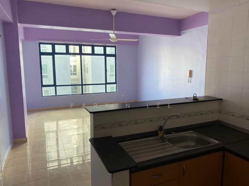 Pangsapuri untuk Dijual di Aster Court - Parkin Lee - Living Room - PropertyGuru.com.my