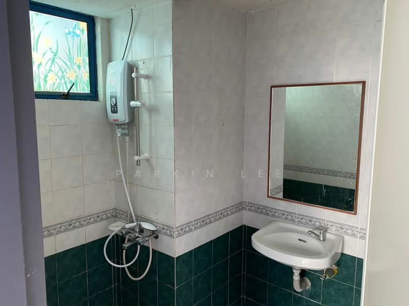 Pangsapuri untuk Dijual di Aster Court - Parkin Lee - Bathroom - PropertyGuru.com.my