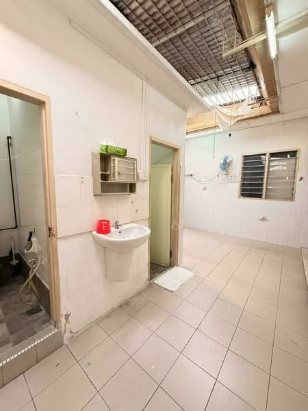 Rumah Berkembar untuk Dijual di Paya Terubong (Ayer Itam) - Jeff Ooi - Bathroom - PropertyGuru.com.my