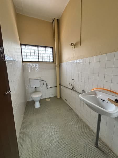 Rumah Teres 2 Tingkat untuk Dijual di Taman Johor Jaya (Johor Bahru) - Zack Chow - Bathroom - PropertyGuru.com.my