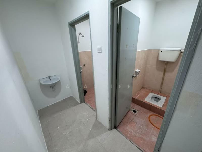 Shop for Rent in Bandar Sri Permaisuri (Cheras) - Alan Lee - Bathroom - PropertyGuru.com.my