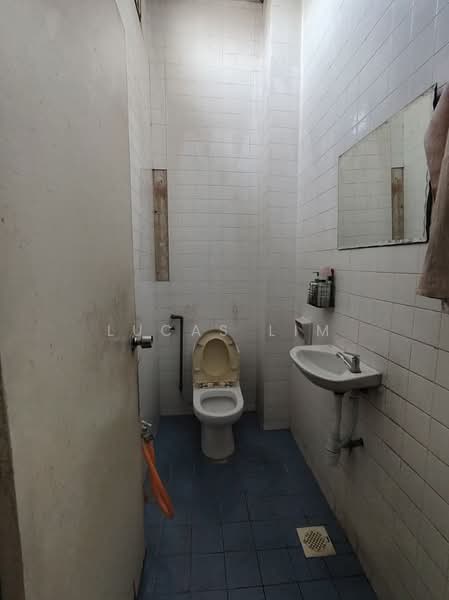 Factory for Sale in Taman Perindustrian Bukit Serdang (Seri Kembangan) - Lucas Lim - Bathroom - PropertyGuru.com.my
