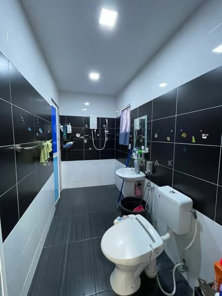 Service Residence for Sale at Diamond Residences - Wyking Mak - Bathroom - PropertyGuru.com.my