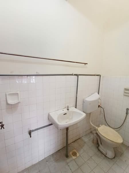 1-storey Terraced House for Rent in Johor Bahru (Johor) - Daniel Ling - Bathroom - PropertyGuru.com.my