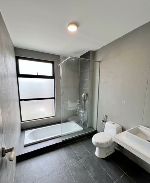 Semi-Detached House for Sale in Taman Bukit Serdang (Seri Kembangan) - Chew Ken San - Bathroom - PropertyGuru.com.my