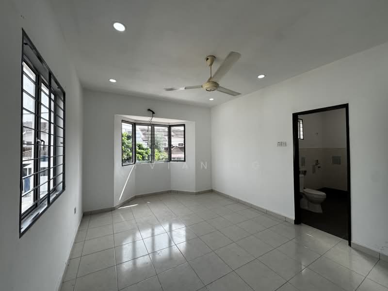 Rumah Teres untuk Dijual di Country Heights (Kajang) - Vivian Ng - Master room - PropertyGuru.com.my