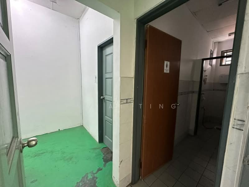 Kilang untuk Disewa di Taman Desa Cemerlang (Ulu Tiram) - Tay Ai Ting - Bathroom - PropertyGuru.com.my