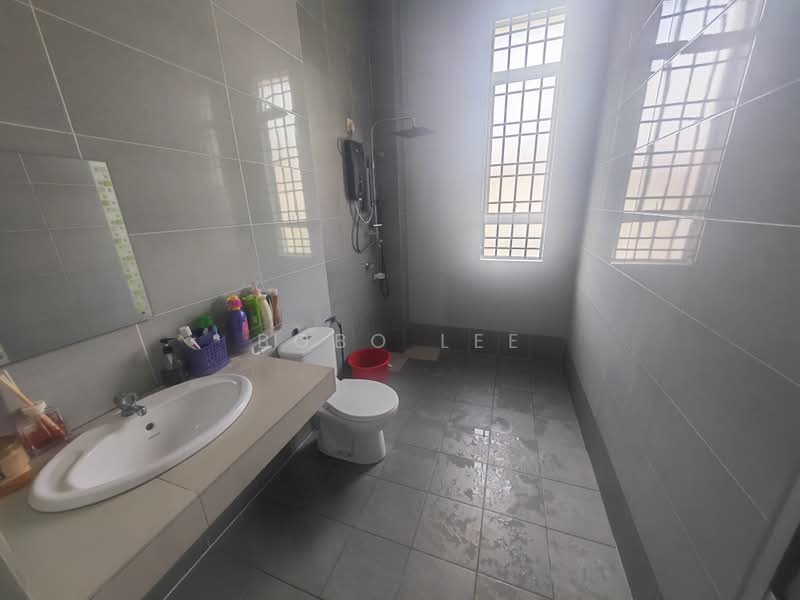 2-storey Terraced House for Sale in Taman Bukit Serdang (Seri Kembangan) - Bobo Lee - Bathroom - PropertyGuru.com.my