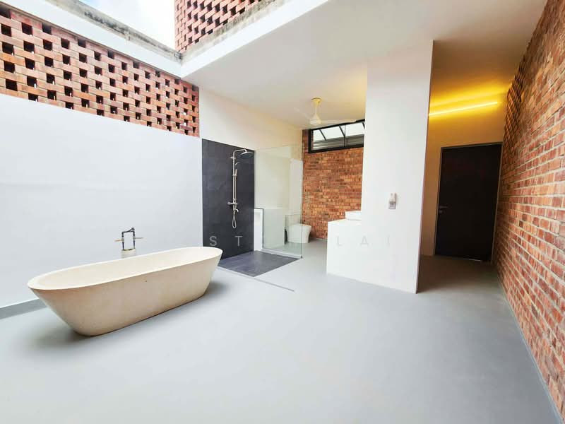 Bungalow for Sale in Leisure Farm (Gelang Patah) - Heston Lai - Bathroom - PropertyGuru.com.my