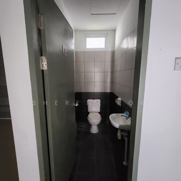 Kedai untuk Disewa di Kuching (Sarawak) - Sherene Kok - Bathroom - PropertyGuru.com.my