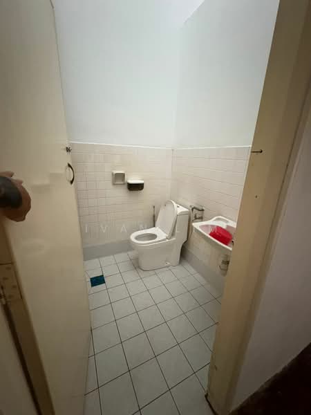 Rumah Teres 2 Tingkat untuk Disewa di Taman Gembira (Jalan Klang Lama (Old Klang Road)) - Ivan Lim - Bathroom - PropertyGuru.com.my