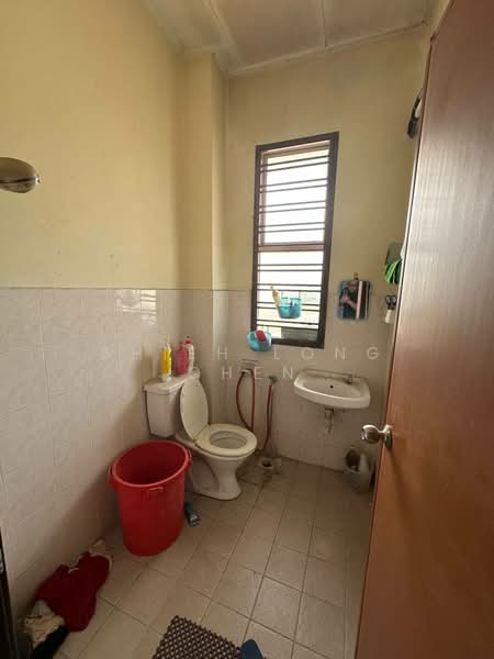 Rumah Teres 2 Tingkat untuk Dijual di Bandar Putra (Kulai) - Shieh Long Chen - Bathroom - PropertyGuru.com.my