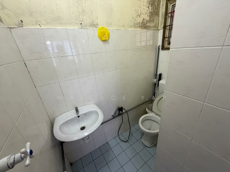 Pangsapuri untuk Disewa di Teratai Mewah Apartment Block 15,17,19,21 - Wallace Yap - Bathroom - PropertyGuru.com.my