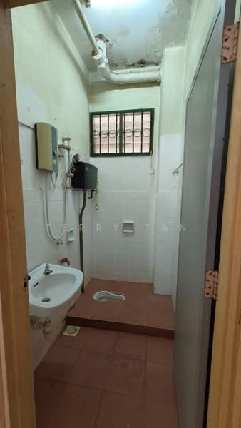 Rumah Teres 2 Tingkat untuk Dijual di Taman Molek (Johor Bahru) - Terry Tan - Bathroom - PropertyGuru.com.my