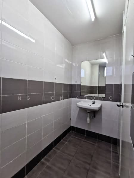 Servis Apartment untuk Dijual di Menara Rajawali - Ng Hon Keong - Bathroom - PropertyGuru.com.my