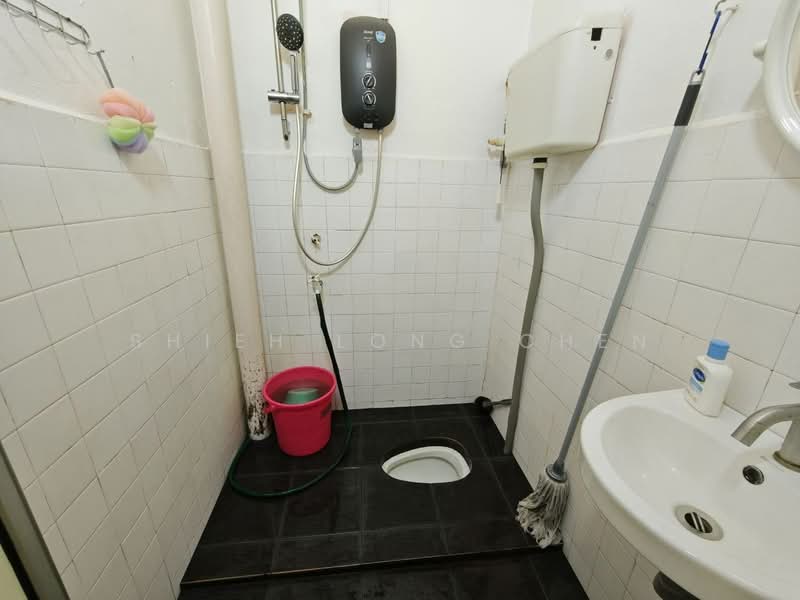 1-storey Terraced House for Sale in Taman Universiti (Skudai) - Shieh Long Chen - Bathroom - PropertyGuru.com.my