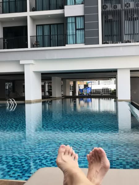 Servis Apartment untuk Disewa di AraTre' Residences - Nick Chan - Pool - PropertyGuru.com.my