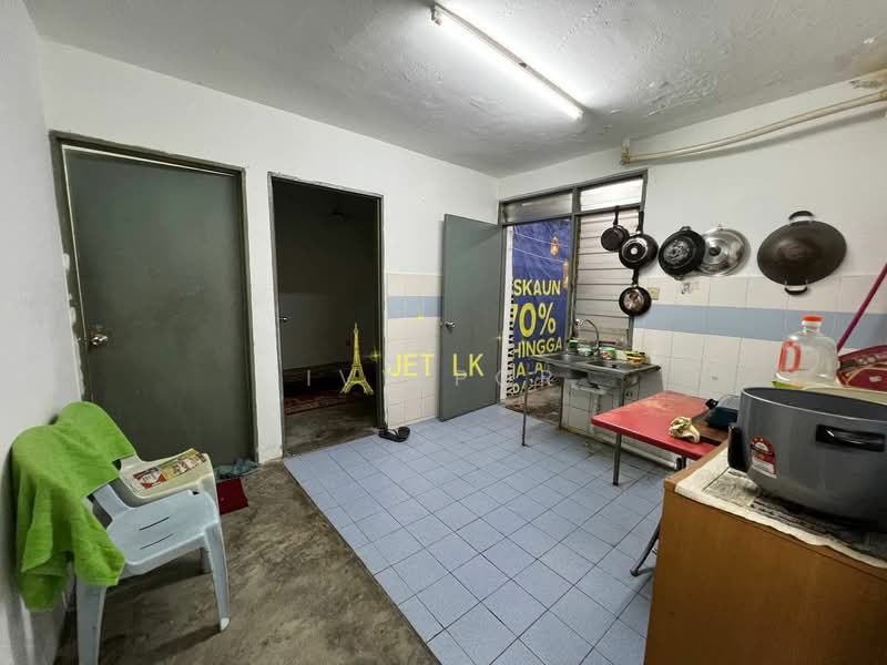 Rumah Flat untuk Dijual di Flat PKNS Section 7 - Ivy Por - Kitchen - PropertyGuru.com.my