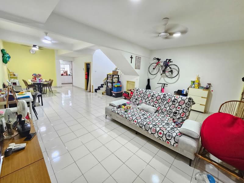 Rumah Teres 2 Tingkat untuk Dijual di Taman Puncak Jalil (Seri Kembangan) - Jason Tan - Living Room - PropertyGuru.com.my
