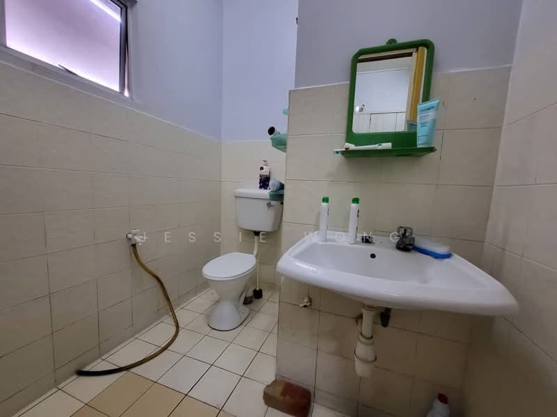 1.5-storey Terraced House for Sale in Bandar Tasik Puteri (Rawang) - Jessie Wong - Bathroom - PropertyGuru.com.my