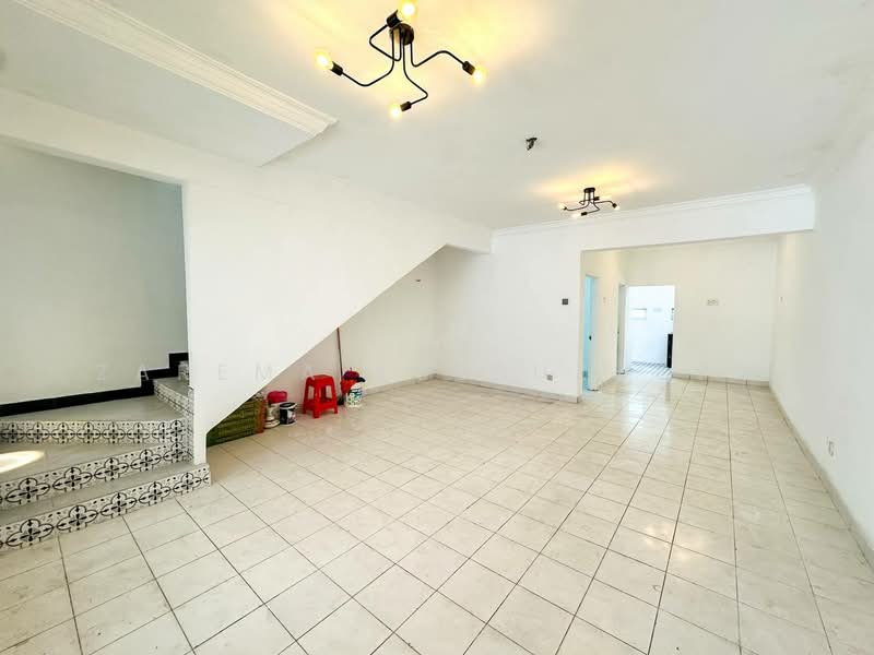 2-storey Terraced House for Sale in Seri Kembangan (Selangor) - Zarema Kulbuzheva - Living Room - PropertyGuru.com.my