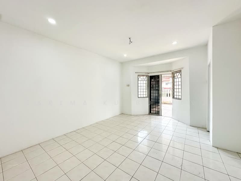 2-storey Terraced House for Sale in Seri Kembangan (Selangor) - Zarema Kulbuzheva - Living Room - PropertyGuru.com.my