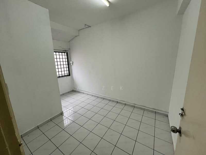 Rumah Teres 2 Tingkat untuk Dijual di Bandar Baru Permas Jaya (Permas Jaya) - Ai Zek - Downstairs Bedroom - PropertyGuru.com.my