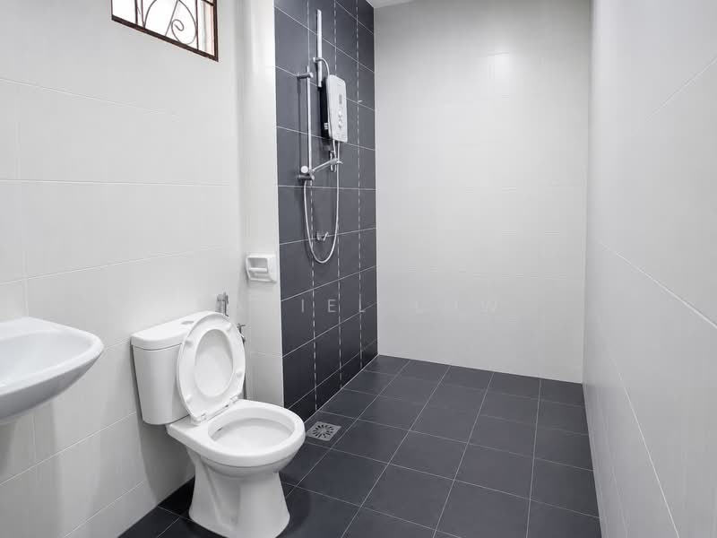 Terraced House for Sale in Taman Semenyih Mewah (Semenyih) - Daniel Low - Bathroom - PropertyGuru.com.my