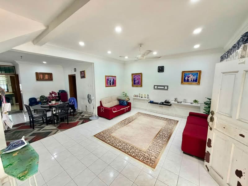Rumah Teres 2 Tingkat untuk Dijual di Taman Desa Tebrau (Tebrau) - Azlan Ismail aiproperty - Living Room - PropertyGuru.com.my