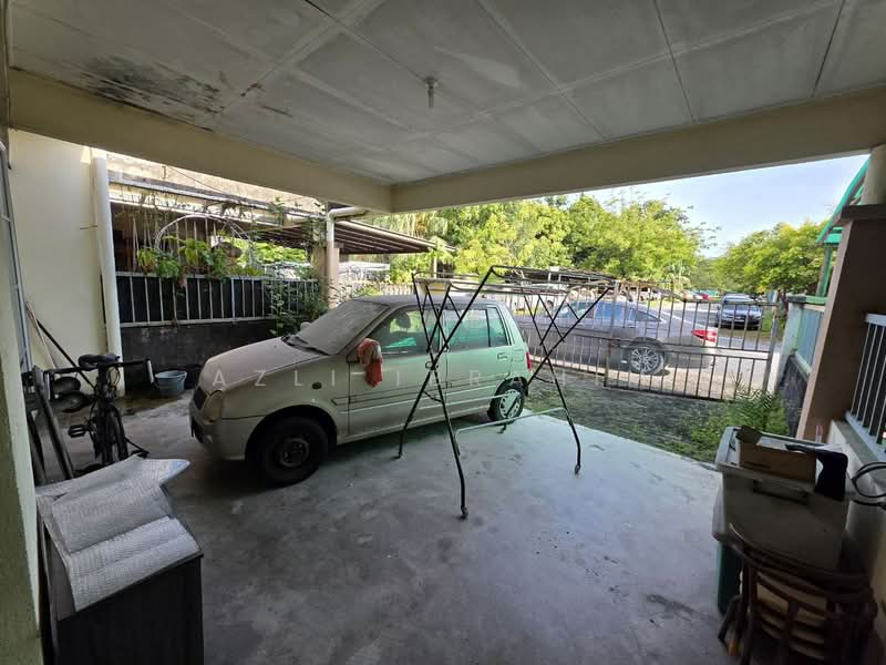2-storey Terraced House for Sale in Taman Sutera (Kajang) - Azli Ibrahim - Car Park - PropertyGuru.com.my