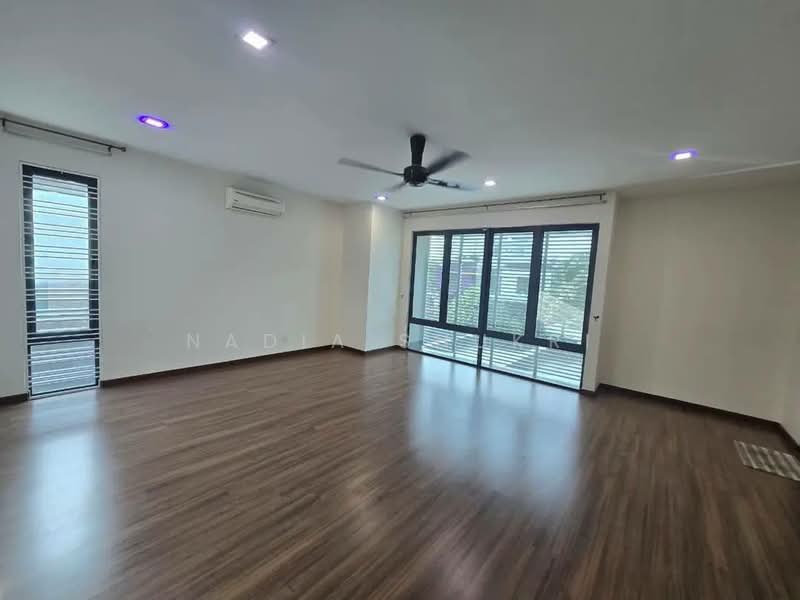 Semi-Detached House for Rent in Seksyen 7 (Shah Alam) - Nadia Shukri - Master Room - PropertyGuru.com.my
