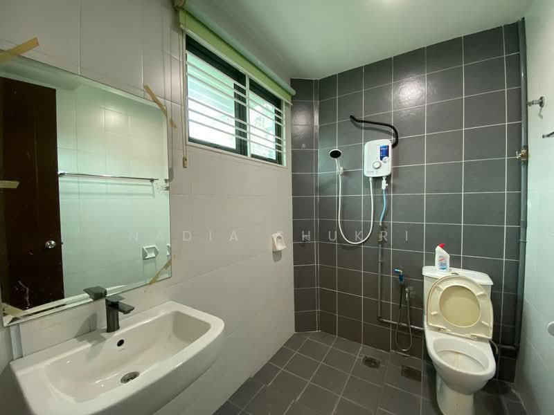 Rumah Berkembar untuk Disewa di Seksyen 7 (Shah Alam) - Nadia Shukri - Bathroom - PropertyGuru.com.my