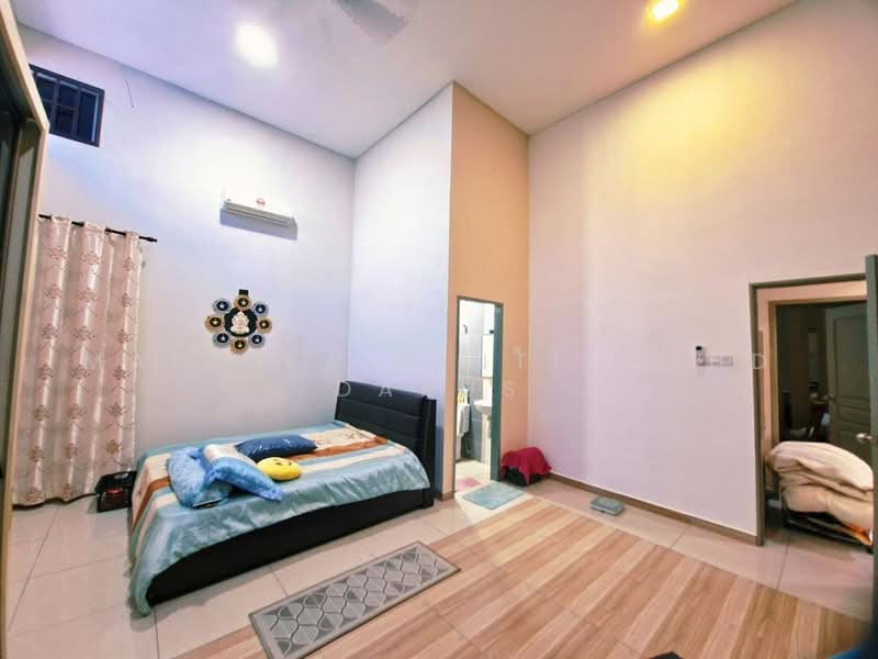 Bungalow House for Sale in Bandar Warisan Puteri (Ampangan) - Maizura binti Mohd Darus - Bedroom - PropertyGuru.com.my