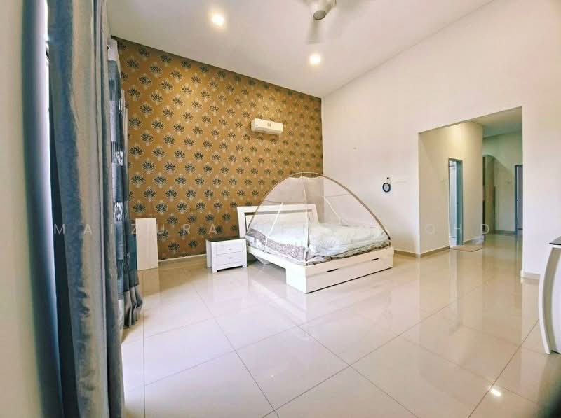 Bungalow House for Sale in Bandar Warisan Puteri (Ampangan) - Maizura binti Mohd Darus - Bedroom - PropertyGuru.com.my