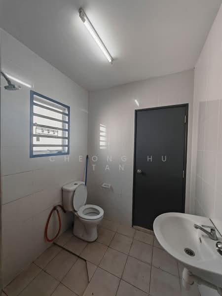 2-storey Terraced House for Rent in Iringan Bayu (Seremban) - Cheong Hu Tan - Bathroom - PropertyGuru.com.my