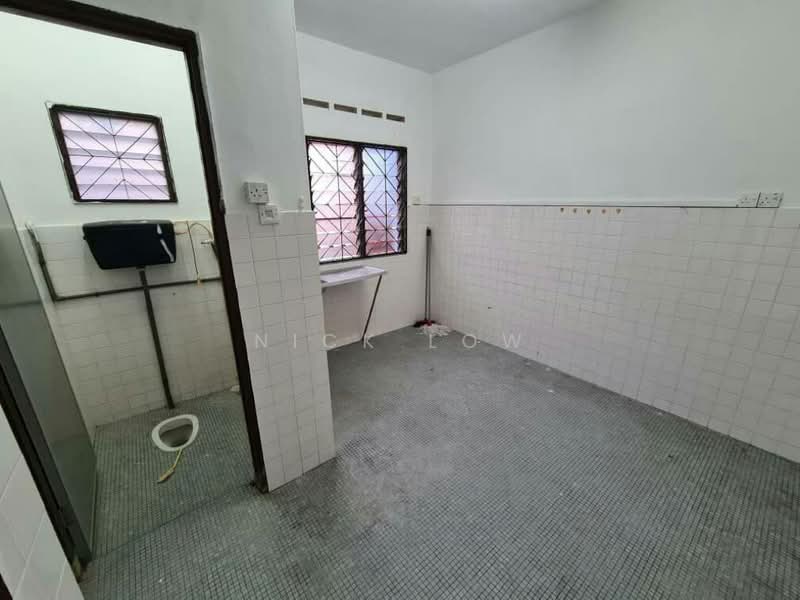 2-storey Terraced House for Rent in Taman Johor Jaya (Johor Bahru) - Nick Low - Bathroom - PropertyGuru.com.my